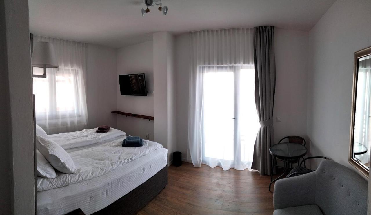 مبيت وإفطار Surdesti  Casa Comilor المظهر الخارجي الصورة