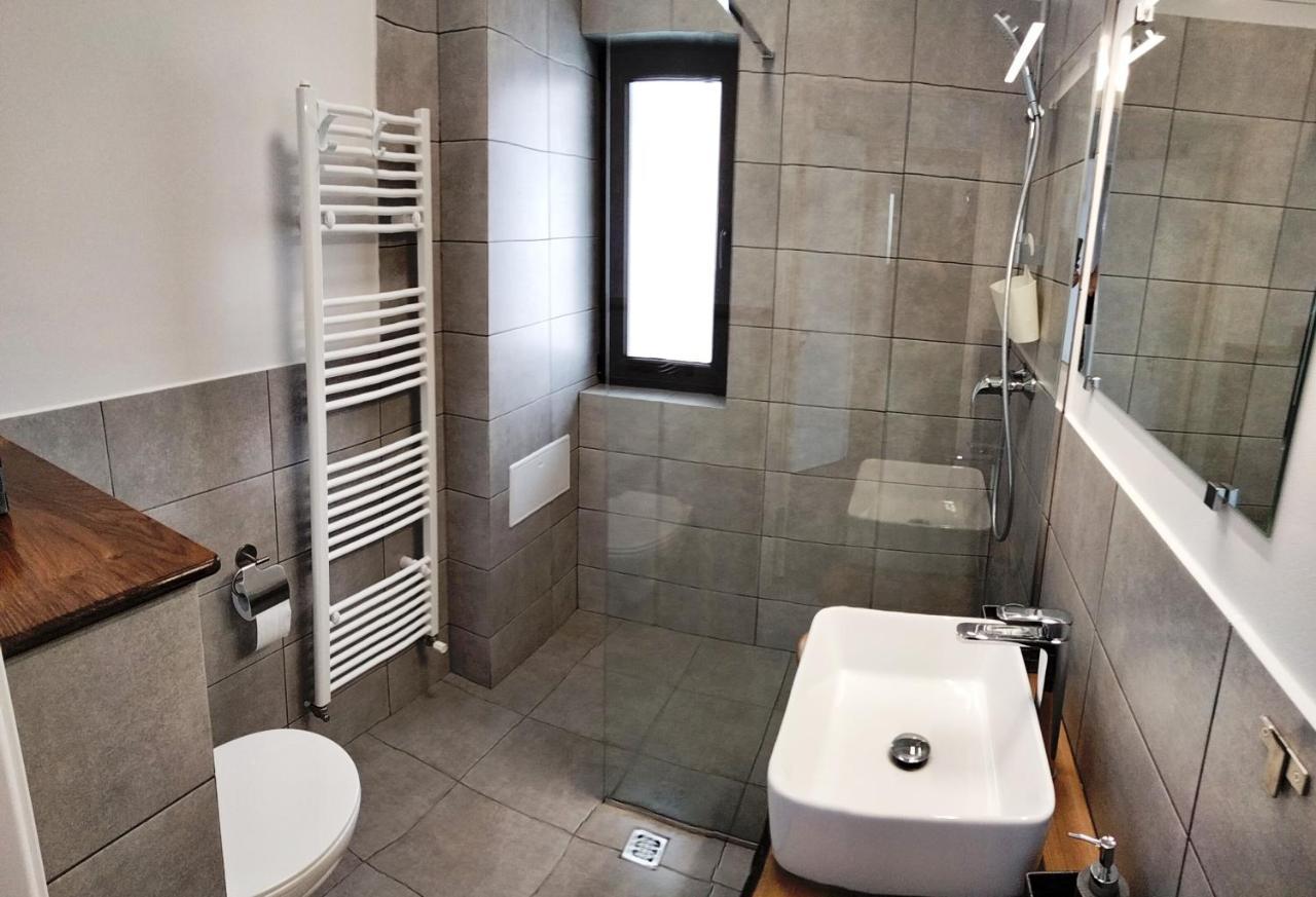 مبيت وإفطار Surdesti  Casa Comilor المظهر الخارجي الصورة
