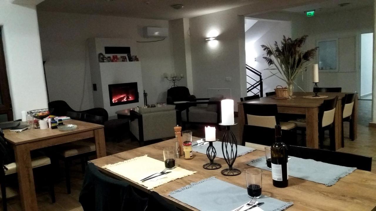مبيت وإفطار Surdesti  Casa Comilor المظهر الخارجي الصورة