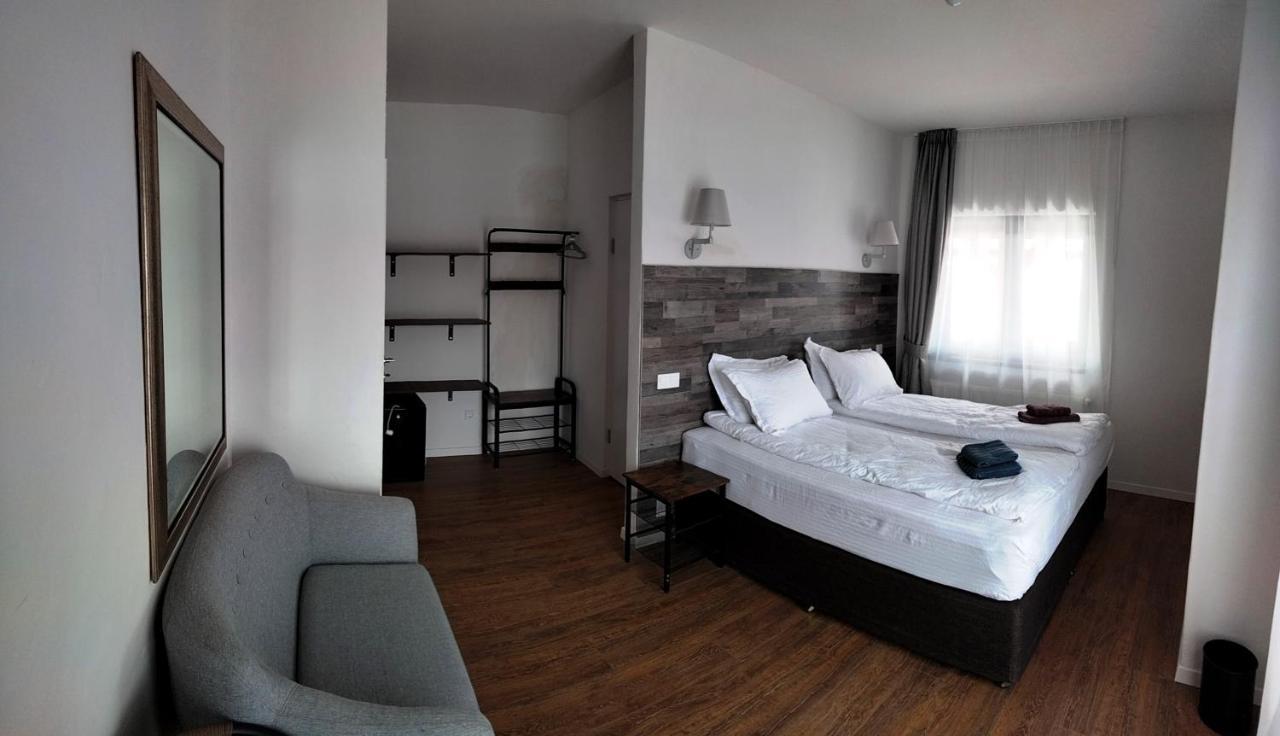 مبيت وإفطار Surdesti  Casa Comilor المظهر الخارجي الصورة
