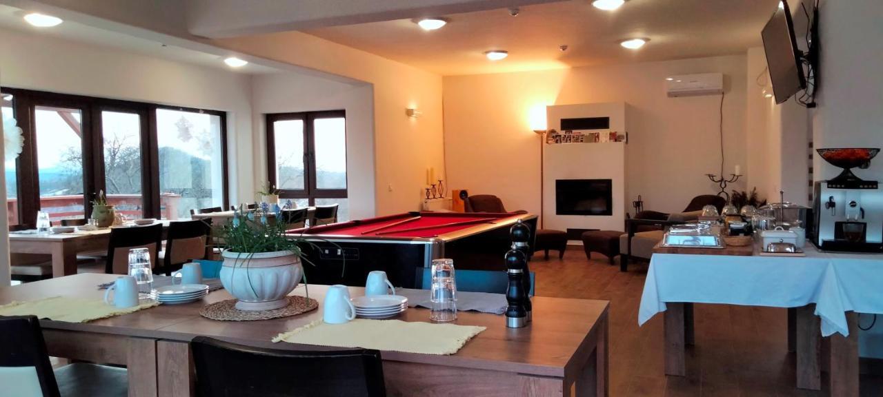مبيت وإفطار Surdesti  Casa Comilor المظهر الخارجي الصورة