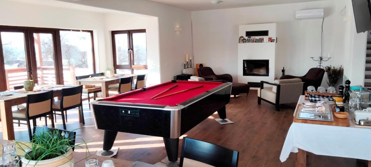 مبيت وإفطار Surdesti  Casa Comilor المظهر الخارجي الصورة